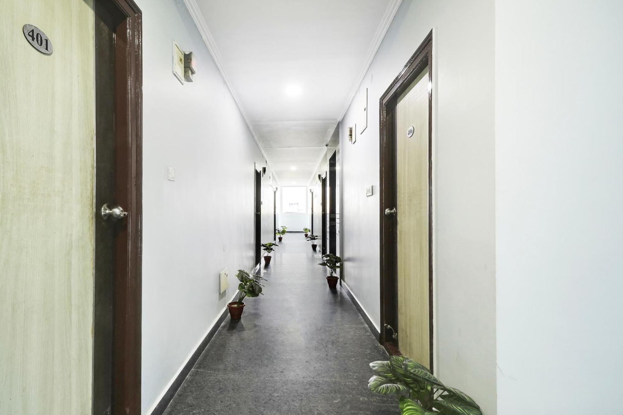 Super Townhouse De Alphabet Hotel Kukatpally Nexus Mall Haiderabad Buitenkant foto